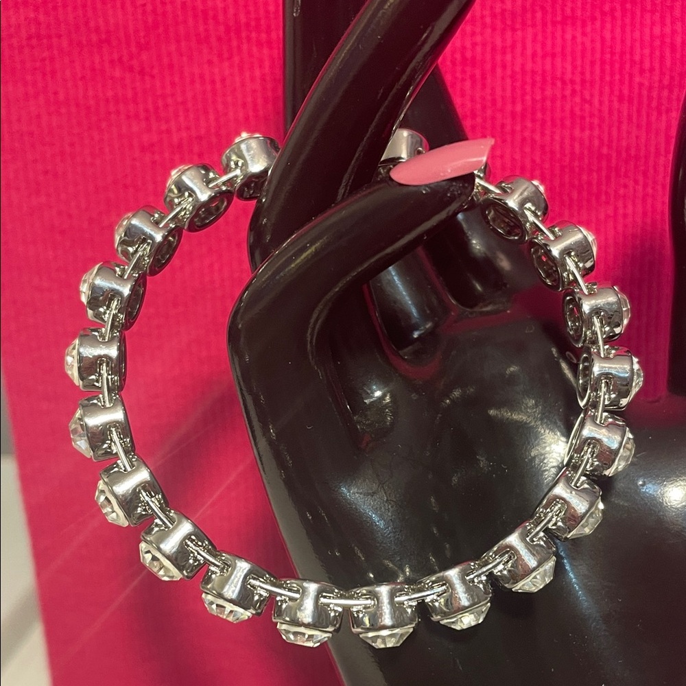 Cable link bracelet Featuring Large solitaire crystals and a magnetic closure. - Picture 7 of 7